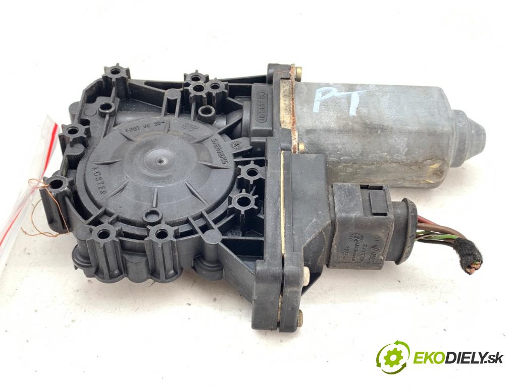 AUDI A3 8L liftback 2002 74 kW 1.9 TDI 1896 motor sťahovaní okna pravý zadní část 8L4959802A