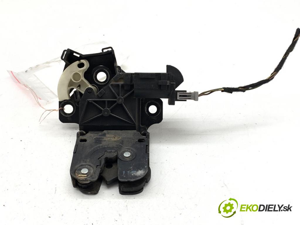 AUDI A6 C6 Kombi 2007 120 kW 2.7 TDI 2698 zámok dverí zad 8P4827505C