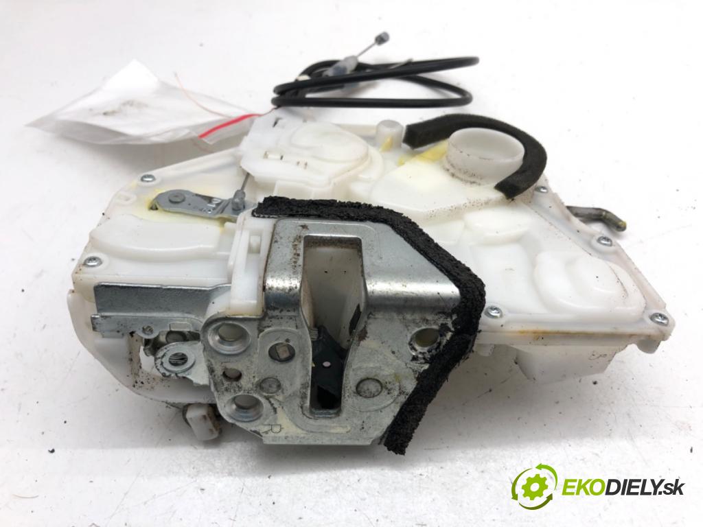 SUZUKI SWIFT III liftback 2009 67 kW 1.3 (RS 413) 1328 zámok dveře pravý přední část 82201-62J30