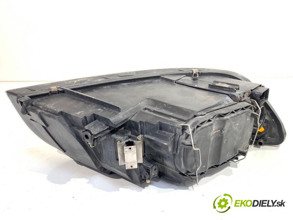 VOLVO V50 Kombi 2006 100 kW 2.0 D 1998 světlomet levý přední část 30698889