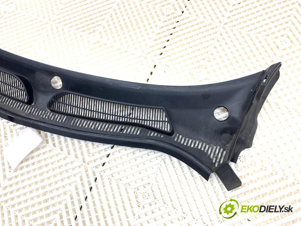 FORD FIESTA MK7 liftback 2015 70 kW 1.5 TDCi 1499 torpédo plast pod čelní okno 8A61-A02216-AE (Plast pod čelním sklem)