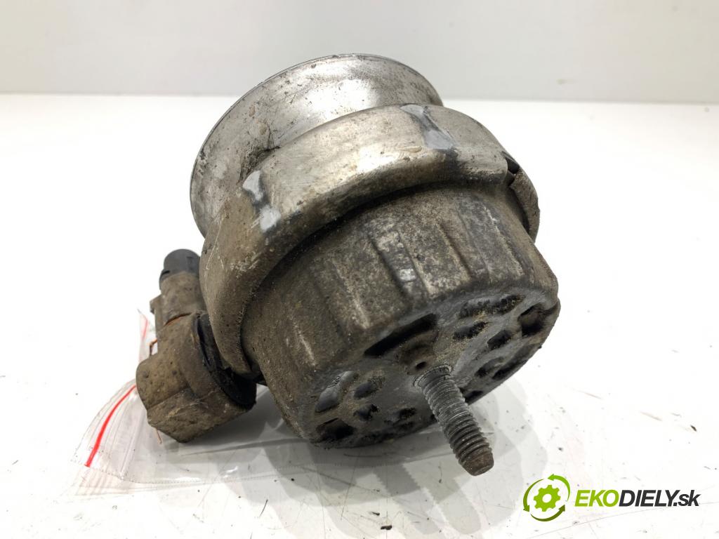 AUDI A6 C6 Kombi 2007 120 kW 2.7 TDI 2698 AirBag motora levý 4F0199379