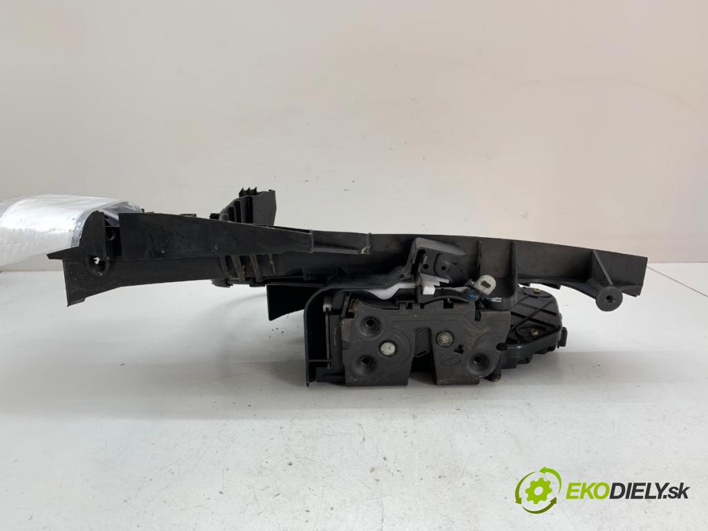 VOLVO V50 Kombi 2005 125 kW 2.4 2435 zámok dveře pravý přední část 30699793