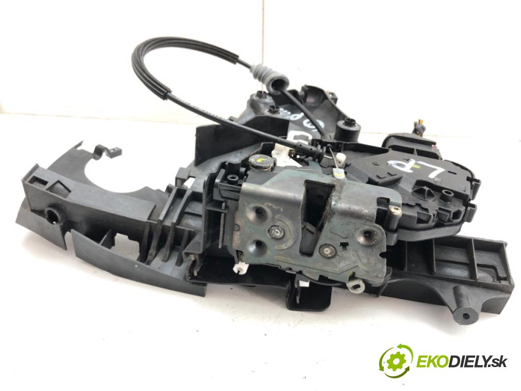 VOLVO V50 Kombi 2005 125 kW 2.4 2435 zámok dveře levý přední část 30699109