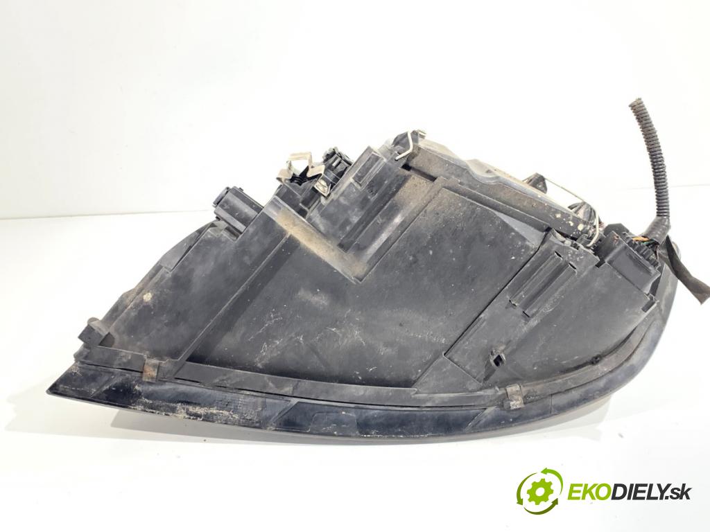 VOLVO V50 Kombi 2005 125 kW 2.4 2435 světlomet pravý přední část 30698886