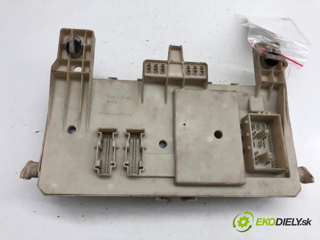 VOLVO V50 Kombi 2005 125 kW 2.4 2435 Modul BSI 30728906 (Poistková skrinka)