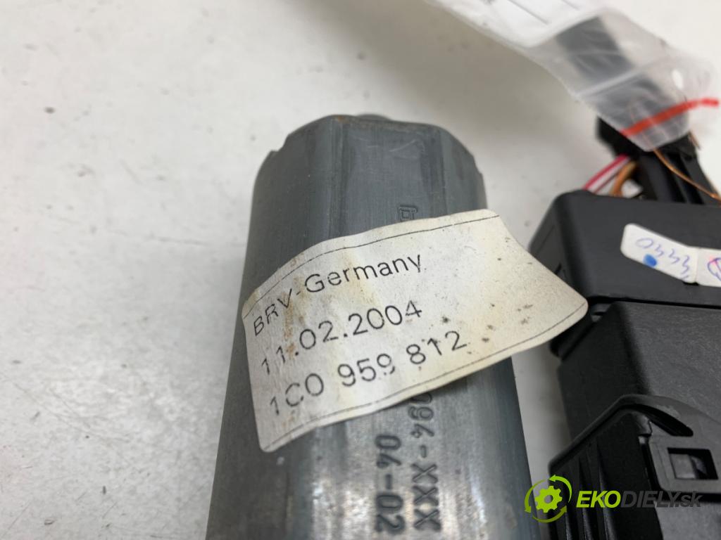 VW PASSAT B5 FL sedan 2004 74 kW 1.9 TDI 1896 motor sťahovaní okna pravý zadní část 1C0959812