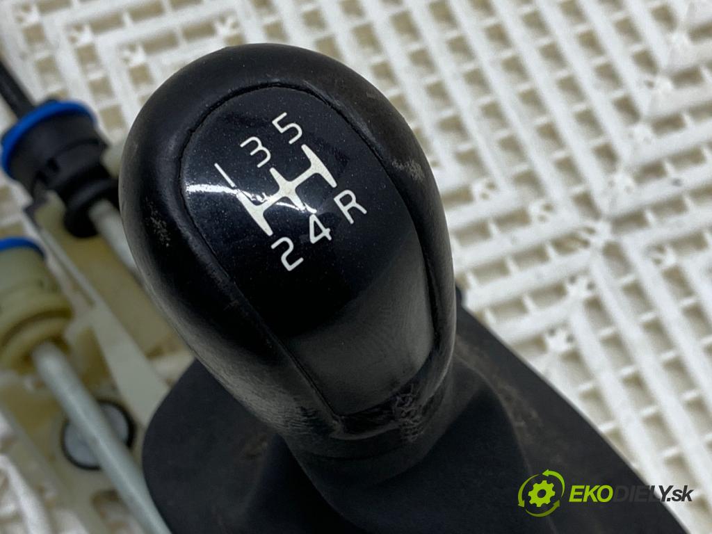 VOLVO V50 Kombi 2005 125 kW 2.4 2435 Kulisa 30711725 (Rýchlostná páka (kulisa))