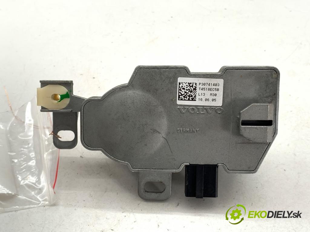 VOLVO V50 Kombi 2005 125 kW 2.4 2435 blokáda volantu P30741403 (Řízení ostatní)