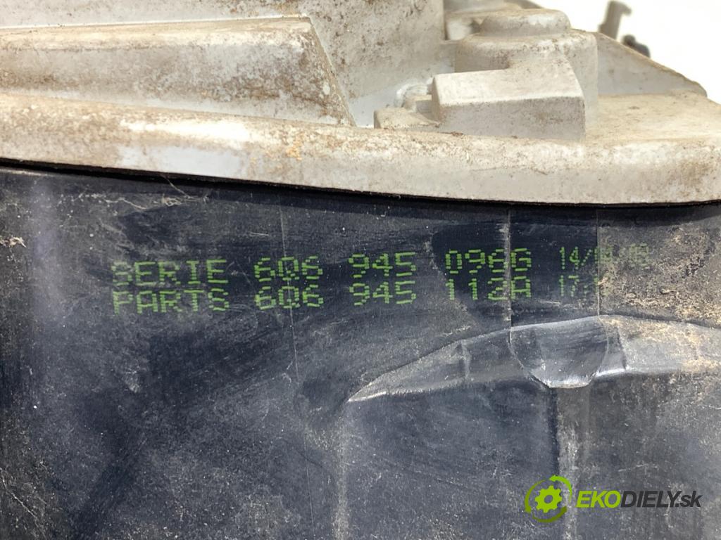 VW POLO IV 9N liftback 2003 47 kW 1.9 SDI 1896 Svetlo pravy zad