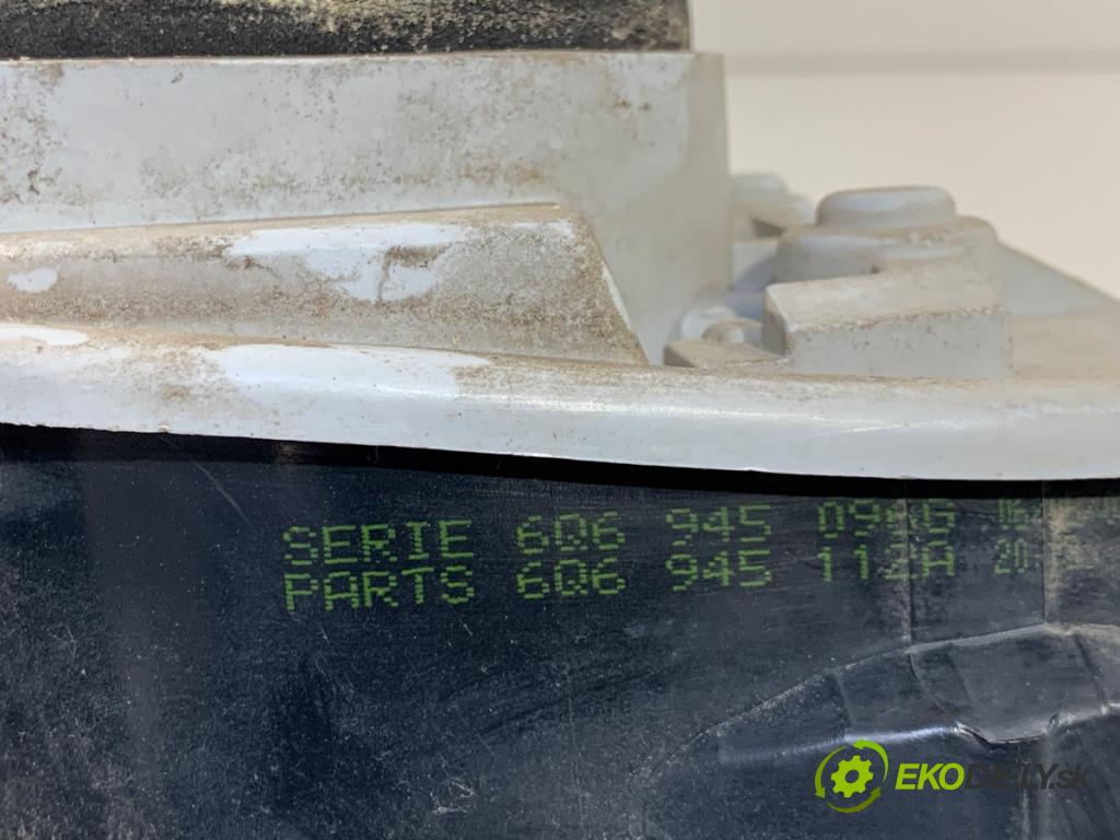 VW POLO IV 9N liftback 2003 47 kW 1.2 12V 1198 Svetlo pravy zad