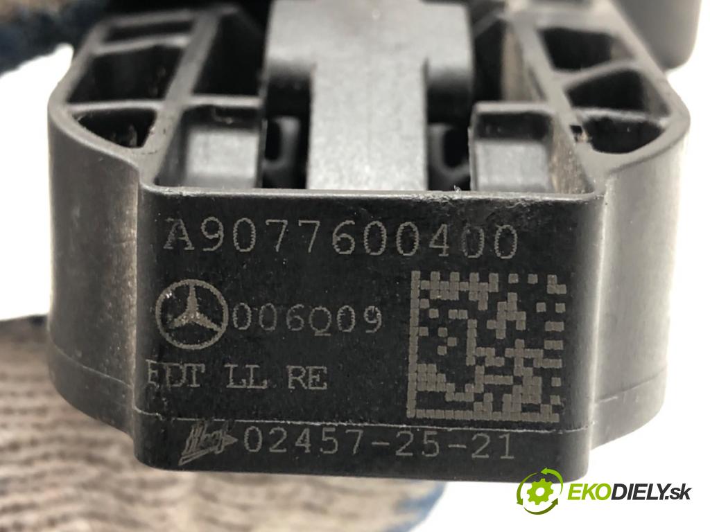 MERCEDES-BENZ eSPRINTER Skrzynia Skrzynia 2021 85 kW Electric (910.633) klika vnejší pravý přední část A9077600400