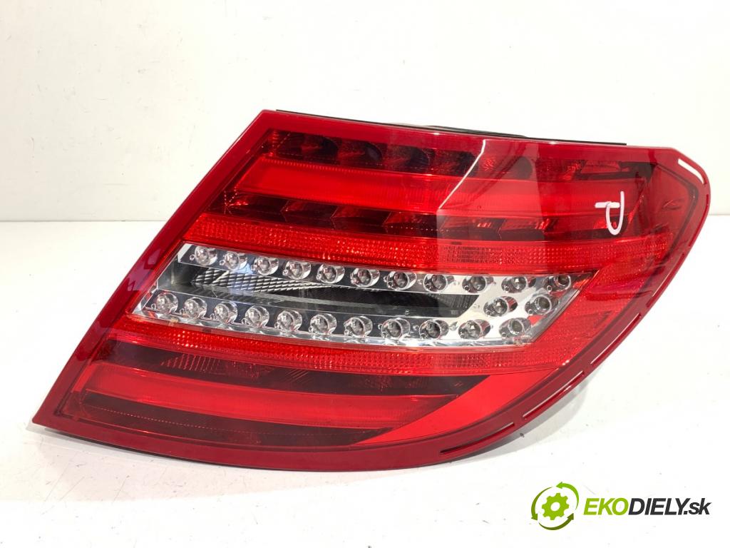 MERCEDES-BENZ W204 sedan 2013 150 kW C 250 CGI (204.047) 1796 světlo pravý zadní část 2049060303