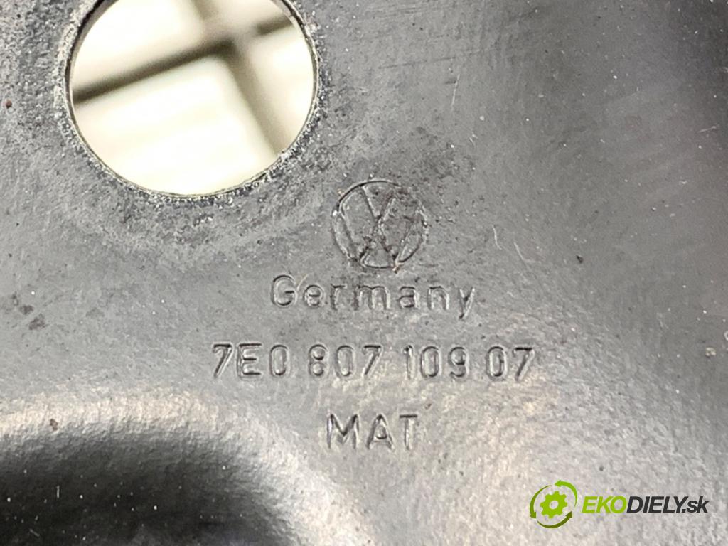 VW TRANSPORTER T6 Autobus 2016 75 kW 2.0 TDI 1968 výztuha nárazníka přední část 7E080710907 (Přední výztuha)