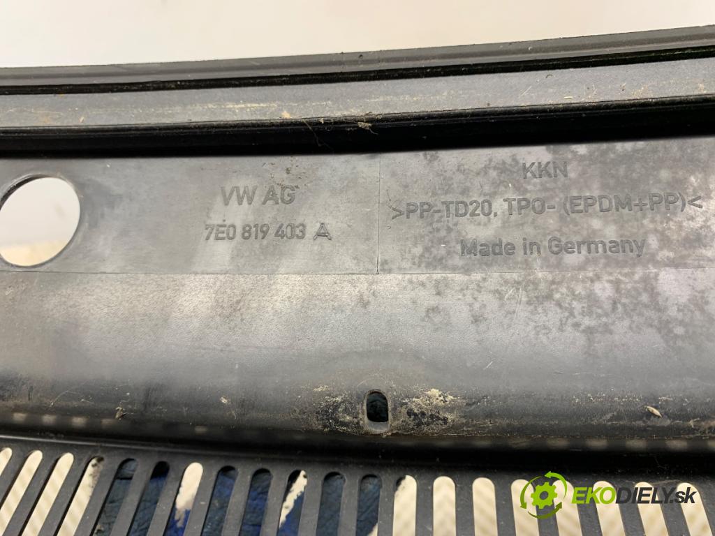 VW TRANSPORTER T6 Autobus 2016 75 kW 2.0 TDI 1968 Torpédo, plast pod čelné okno 7E0819403A (Torpédo (plast pod čelným sklom))