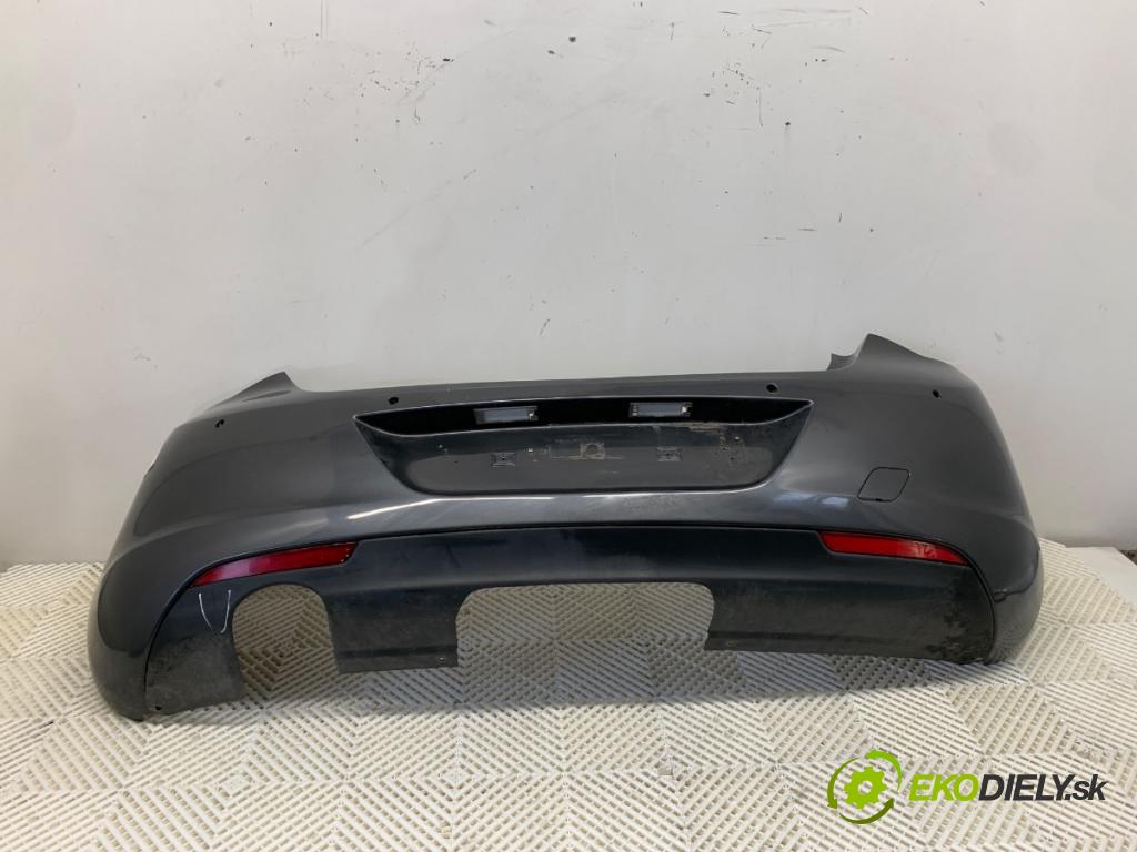 OPEL ASTRA J liftback 2012 132 kW 1.6 Turbo (68) 1598 nárazník zadní část  (Klika dveří ostatní)