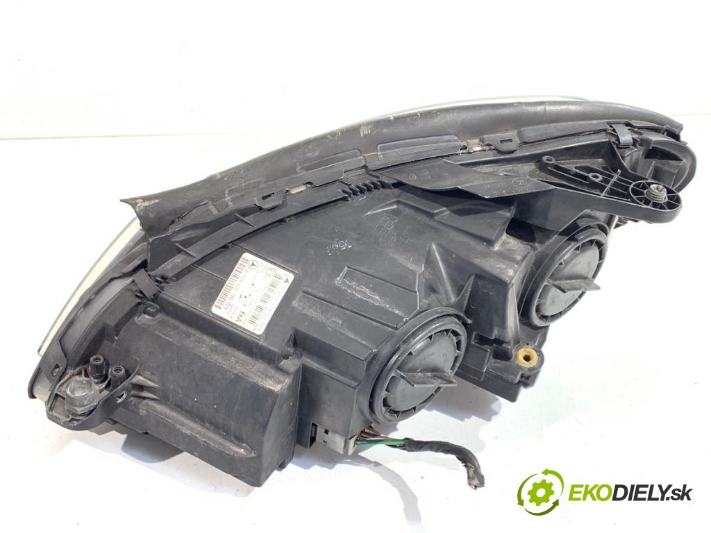 MERCEDES-BENZ W204 sedan 2013 150 kW C 250 CGI (204.047) 1796 světlomet pravý přední část A2048209659