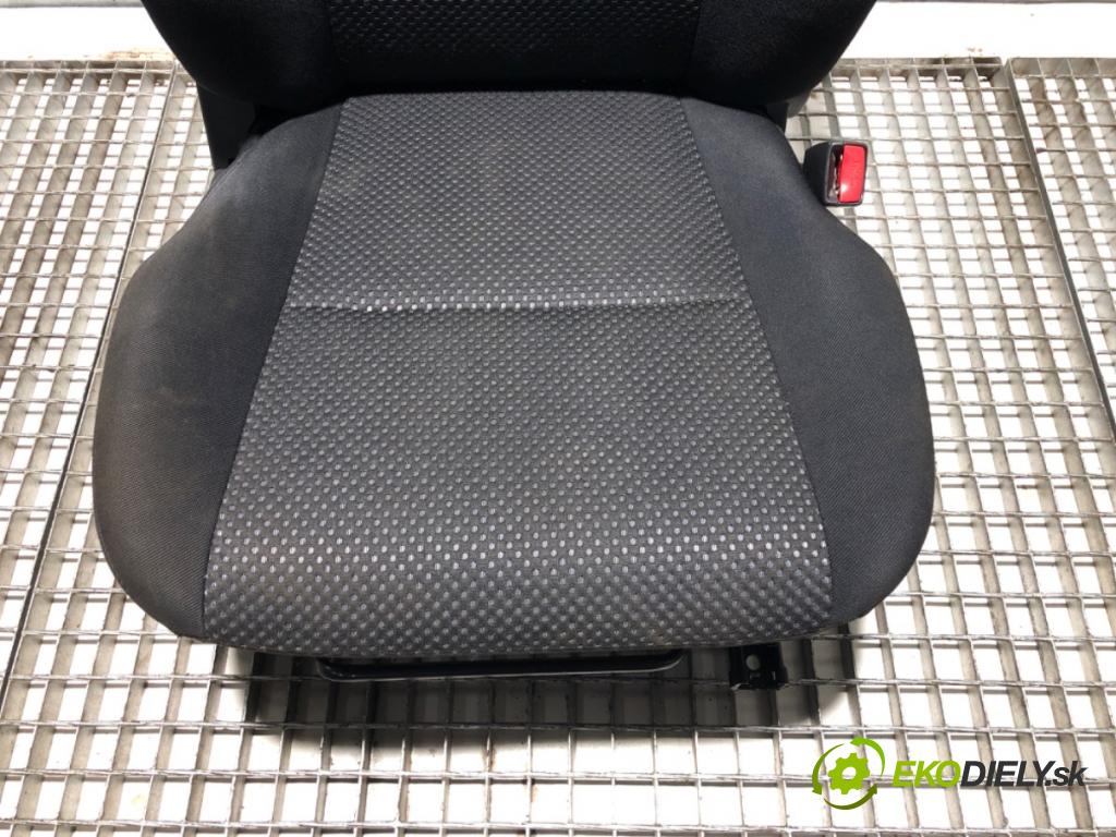 SUZUKI GRAND VITARA II samochód terenowy zamknięty 2006 95 kW 1.9 DDiS (JB419WD, JB419XD) 1870 Sedadlo pravy predný