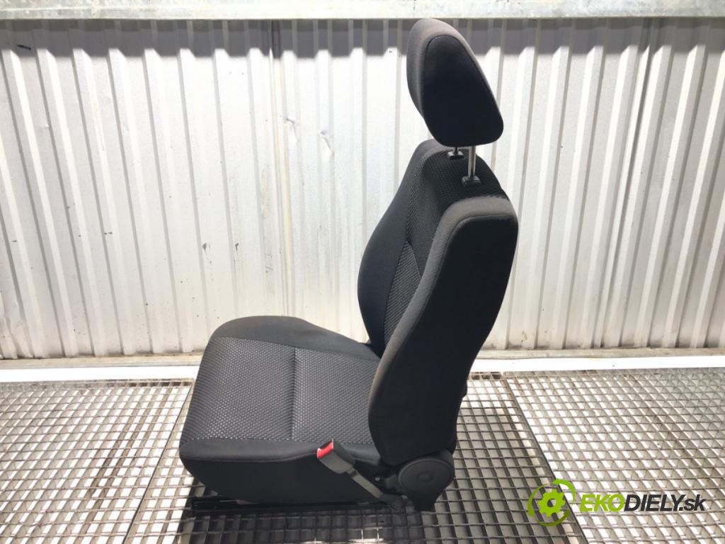 SUZUKI GRAND VITARA II samochód terenowy zamknięty 2006 95 kW 1.9 DDiS (JB419WD, JB419XD) 1870 Sedadlo pravy predný