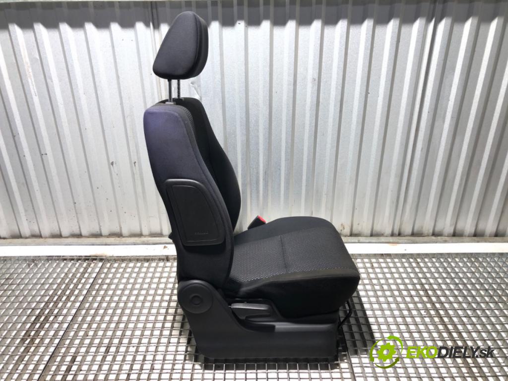 SUZUKI GRAND VITARA II samochód terenowy zamknięty 2006 95 kW 1.9 DDiS (JB419WD, JB419XD) 1870 Sedadlo pravy predný