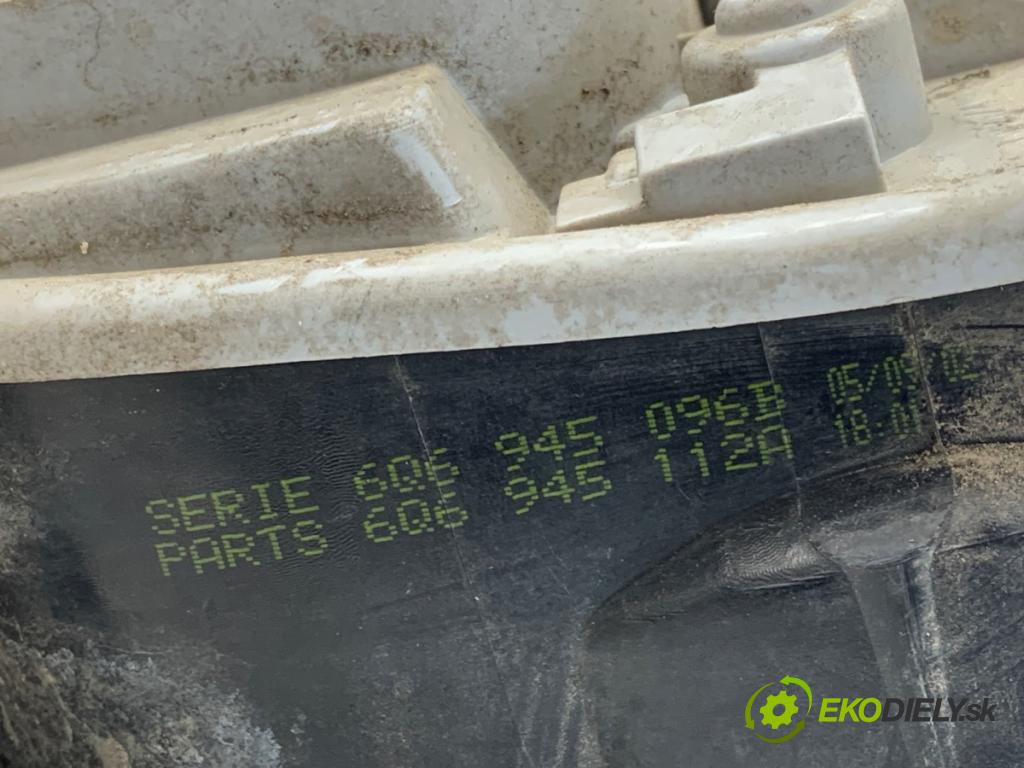 VW POLO IV 9N liftback 2002 59 kW 1.4 16V 1390 Svetlo pravy zad
