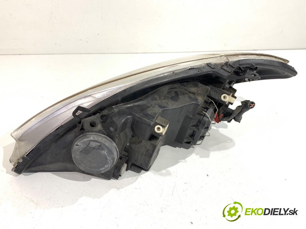 TOYOTA COROLLA E11 sedan 2002 71 kW 1.4 16V (ZZE111_) 1398 Svetlomet pravy predný