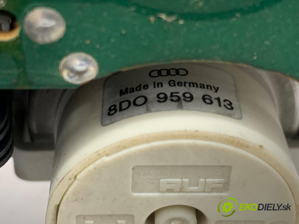 VW PASSAT B5 Kombi 1998 66 kW 1.9 TDI 1896 světlo stropní 8D0959613