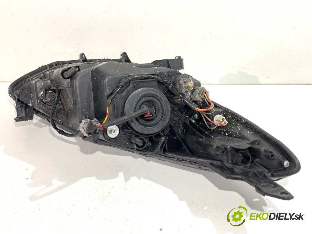 MAZDA 2 DE liftback 2008 63 kW 1.3 (DE3FS) 1349 světlomet levý přední část
