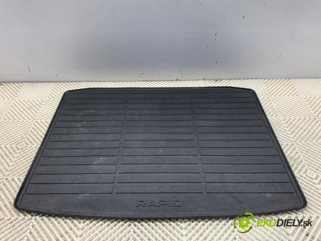 SKODA RAPID liftback 2014 77 kW 1.2 TSI 1197 KRYTINA: Guma kufra 5JJ061190