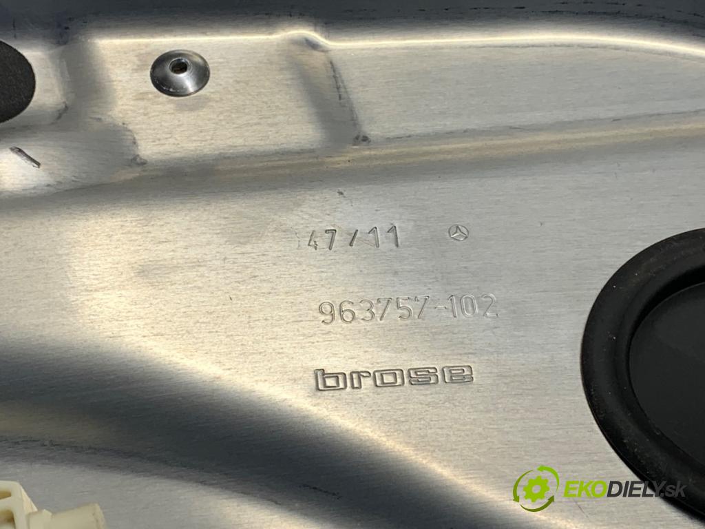 MERCEDES-BENZ S204 Kombi 2011 115 kW C 180 CGI (204.249) 1796 mechanismus okna levý přední část