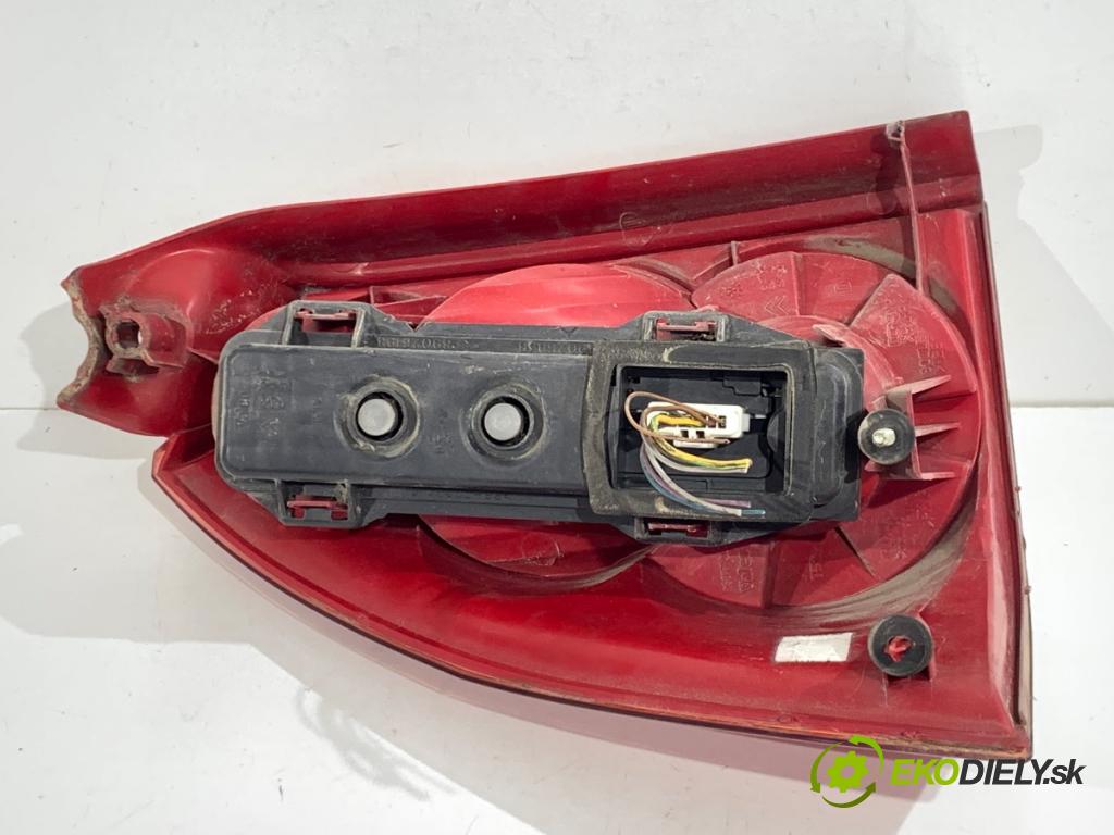 PEUGEOT 307 SW Kombi 2003 79 kW 2.0 HDI 110 1997 světlo pravý zadní část