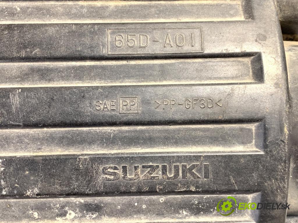 SUZUKI VITARA  samochód terenowy zamknięty 1998 97 kW 2.0 16V Napęd na wszystkie koła (SV420) 1995 obal filtra vzduchu 65D-A01 (Kryt vzduchového filtru)