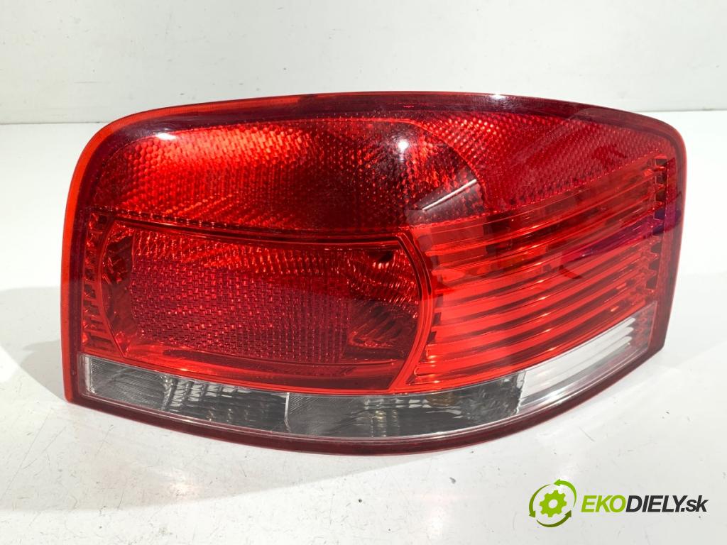AUDI A3 8P liftback 2006 75 kW 1.6 1595 Svetlo pravy zad 8P0945096