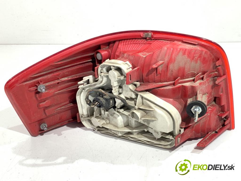 AUDI A3 8P liftback 2006 75 kW 1.6 1595 Svetlo pravy zad 8P0945096