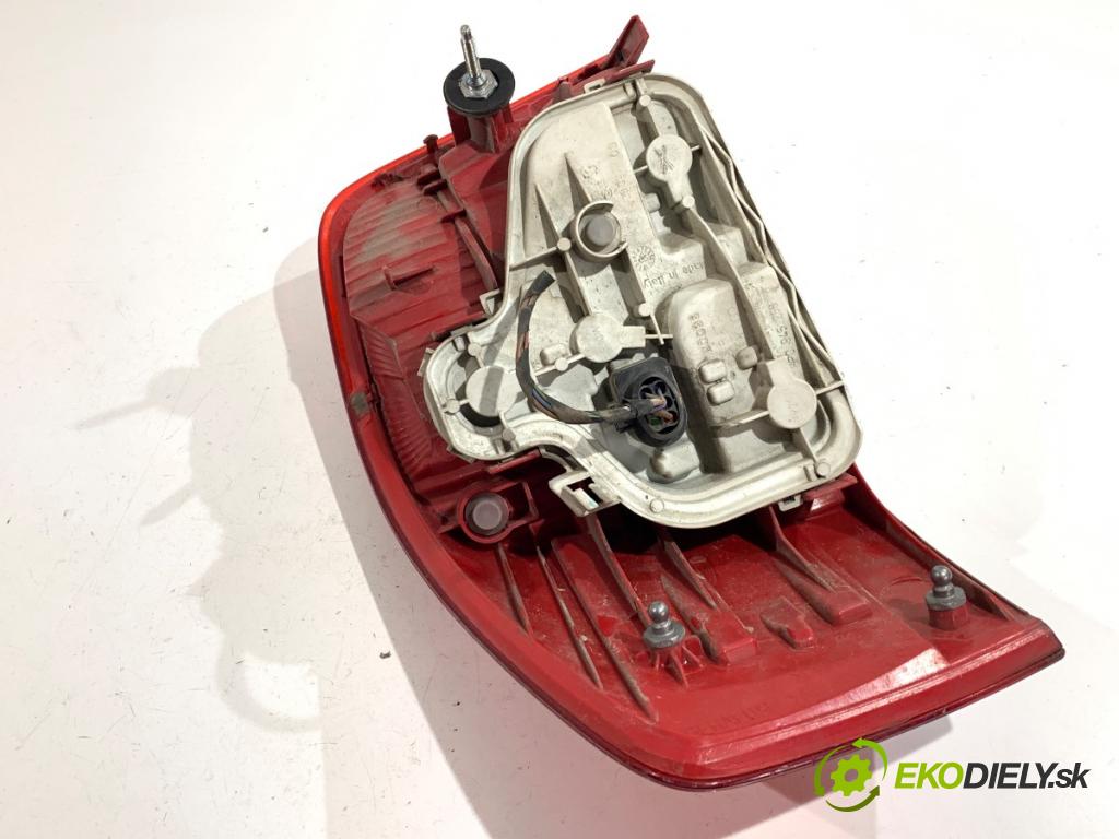 AUDI A3 8P liftback 2006 75 kW 1.6 1595 Svetlo pravy zad 8P0945096