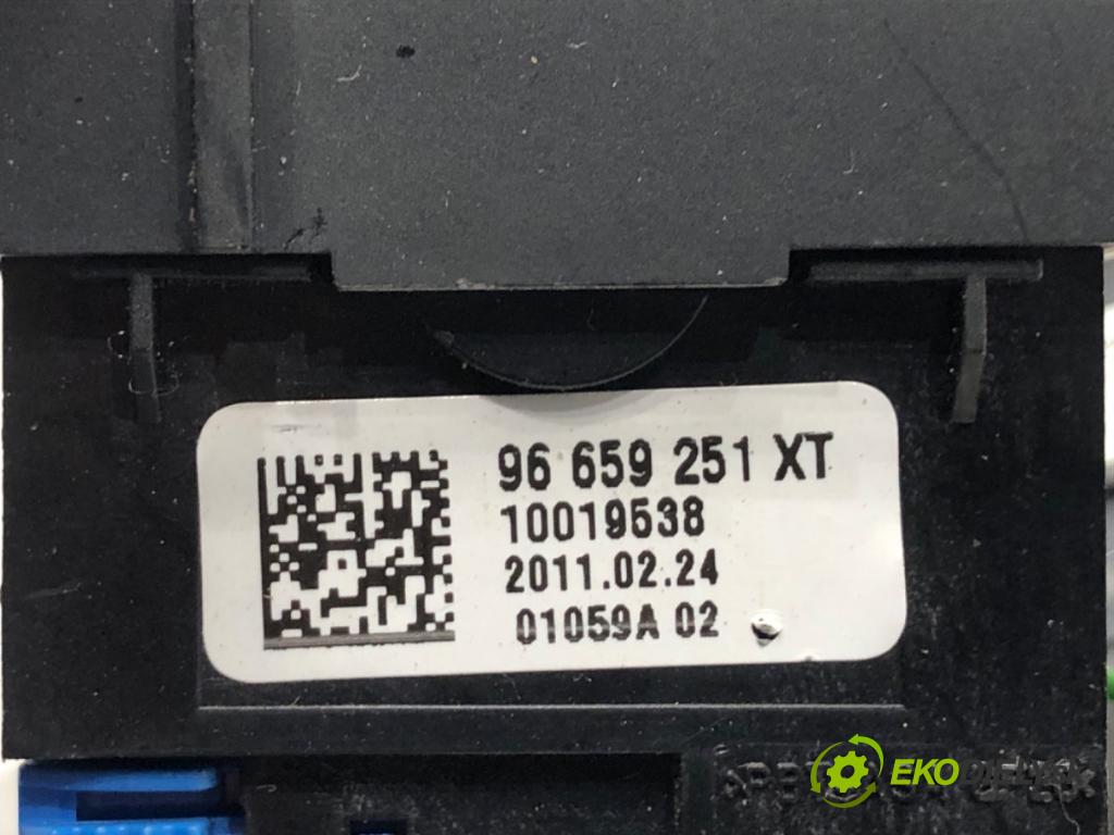 PEUGEOT 508 SW I Kombi 2011 150 kW 2.2 HDi 2179 Prepínač ohrievania, vyhrievania sedačky 96659251XT (Prepínacie páčky pod volantom)