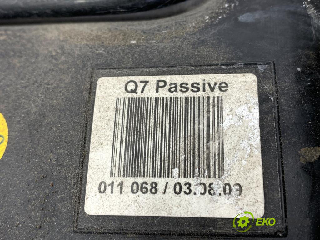 AUDI Q7 4L SUV 2010 176 kW 3.0 TDI quattro 2967 Nádržka SCR: 4L0131877