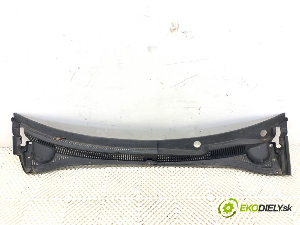 SUZUKI SX4 liftback 2009 66 kW 1.6 DDIS (RW 416D) 1560 torpédo plast pod čelní okno 72341-79J1 (Plast pod čelním sklem)