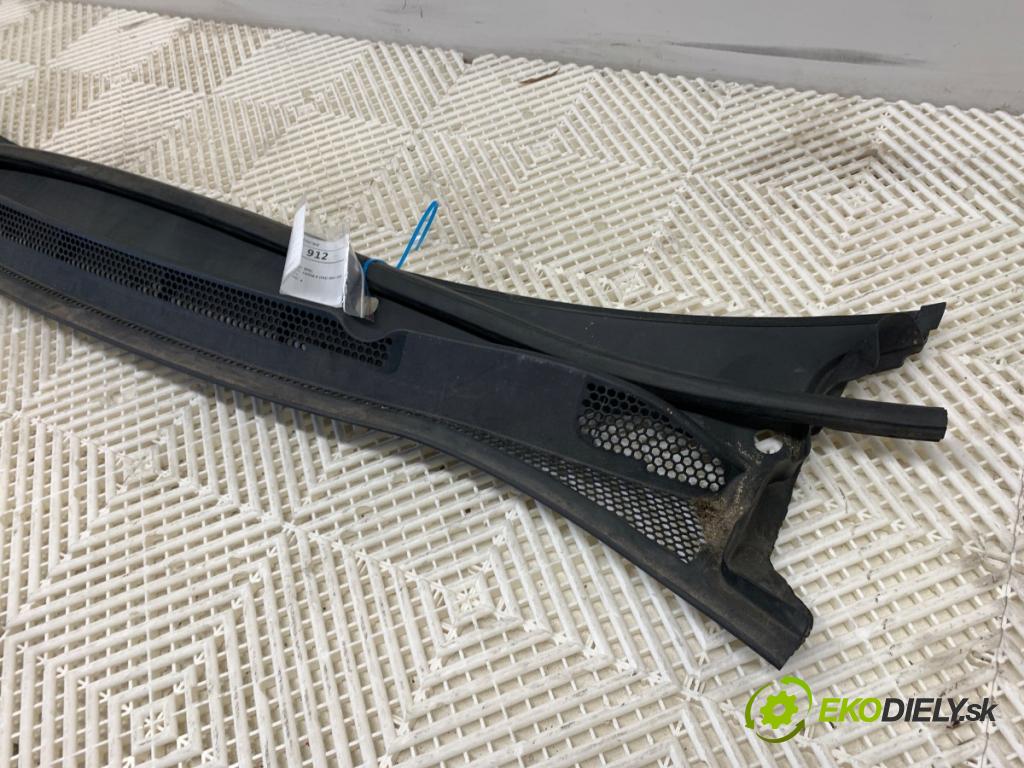 OPEL CORSA E liftback 2016 66 kW 1.4 (08, 68) 1398 torpédo plast pod čelní okno 13434158 (Plast pod čelním sklem)