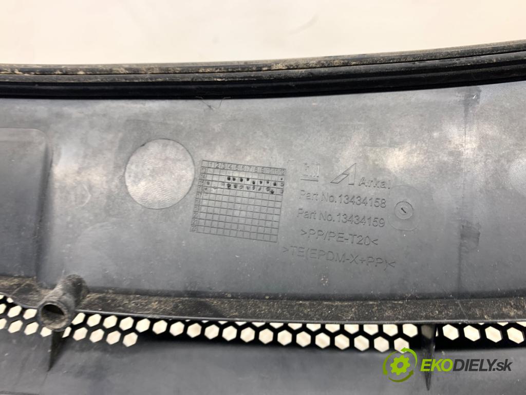 OPEL CORSA E liftback 2016 66 kW 1.4 (08, 68) 1398 torpédo plast pod čelní okno 13434158 (Plast pod čelním sklem)