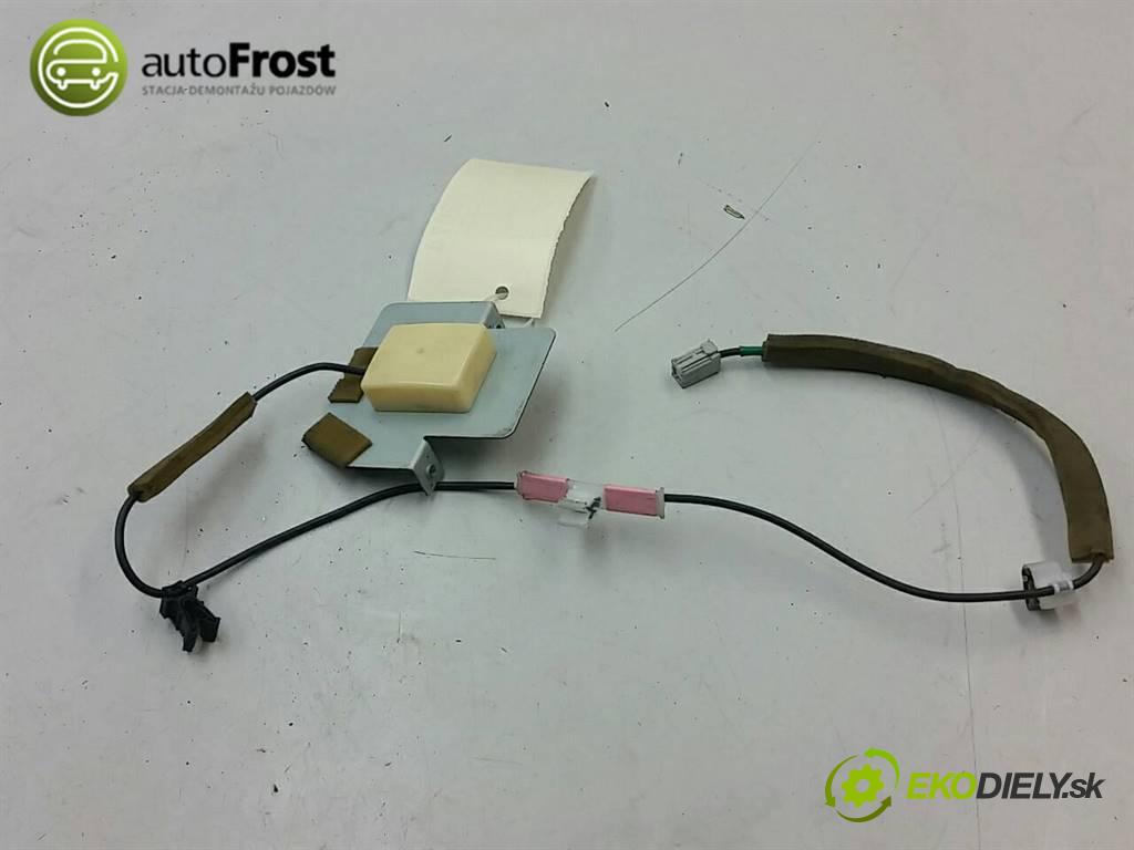 TOYOTA LAND CRUISER 120 3D 2003  120 3D 3.0 Zosilňovač antenový  (Zosilňovače)