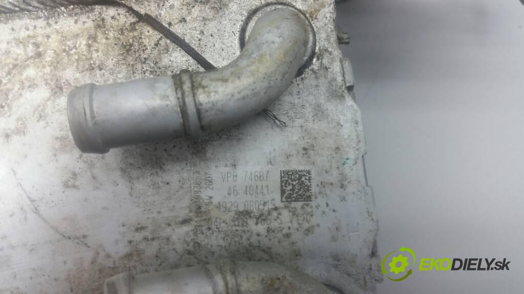 SKODA OCTAVIA III 2015 105 KM CLHA III 1.6 Potrubie sacie, sanie 04L129766S UŁAMANY UCHWYT, WGNIECIONY (Sacie potrubia)