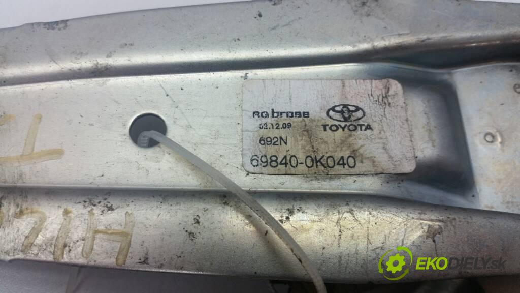 TOYOTA HILUX  2011 144 KM   3.0 Mechanizmus okna zad ľavy 69840-0K040 (Ostatné)