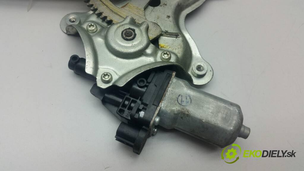 TOYOTA HILUX  2011 144 KM   3.0 Mechanizmus okna zad ľavy 69840-0K040 (Ostatné)