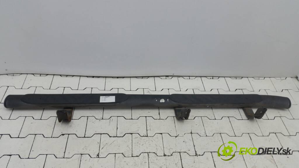 NISSAN NAVARA D40 2006 171 kW D40 2.5 DCI práh levý  (Ostatní)