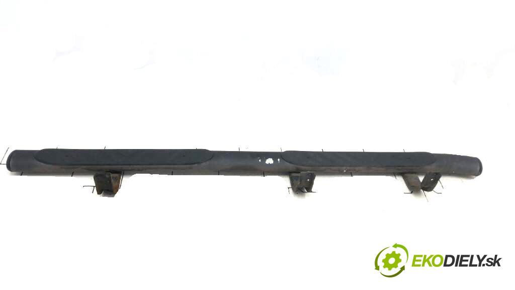 NISSAN NAVARA D40 2006 171 kW D40 2.5 DCI práh levý  (Ostatní)