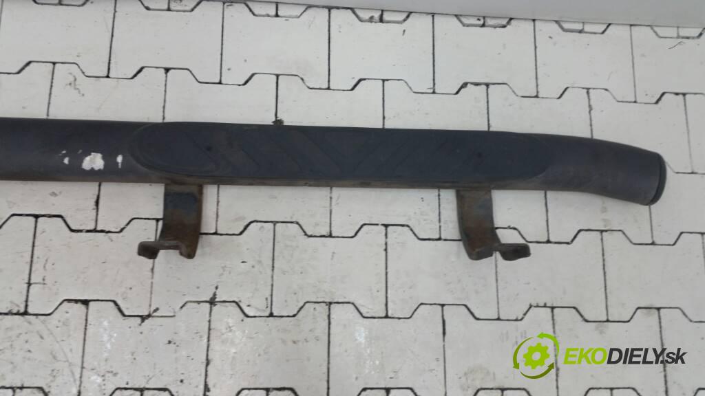 NISSAN NAVARA D40 2006 171 kW D40 2.5 DCI práh levý  (Ostatní)