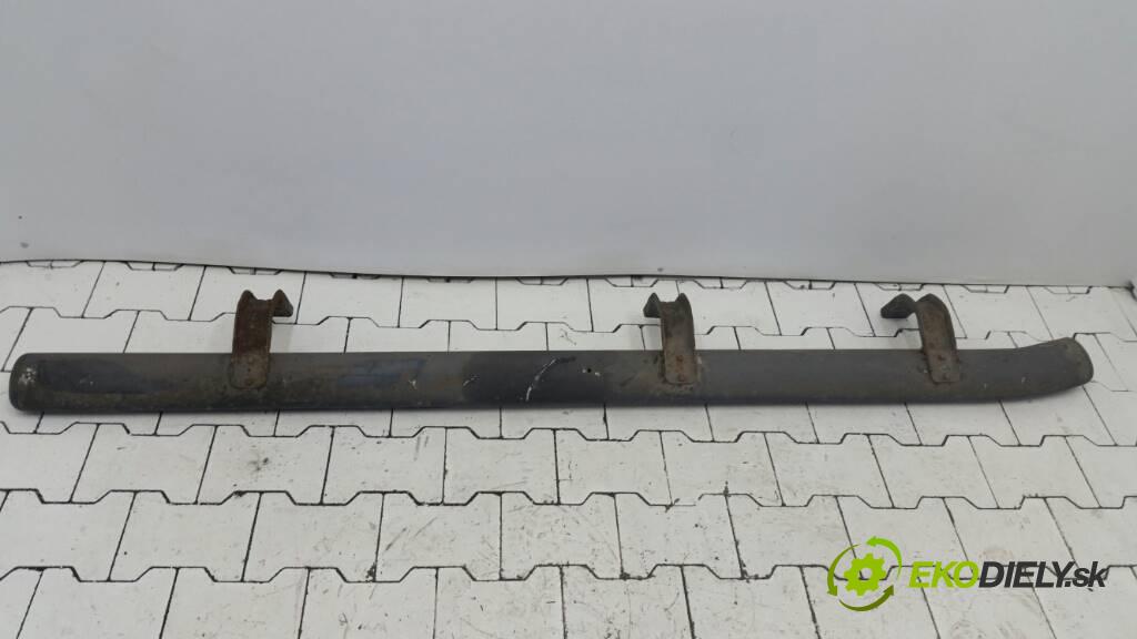 NISSAN NAVARA D40 2006 171 kW D40 2.5 DCI práh levý  (Ostatní)