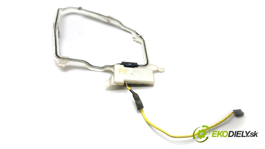 MERCEDES S KLASA W220 S320CDI 2001 197 kW W220 S320CDI 3222,00 Zosilňovač antenový A2208200275 (Zosilňovače)