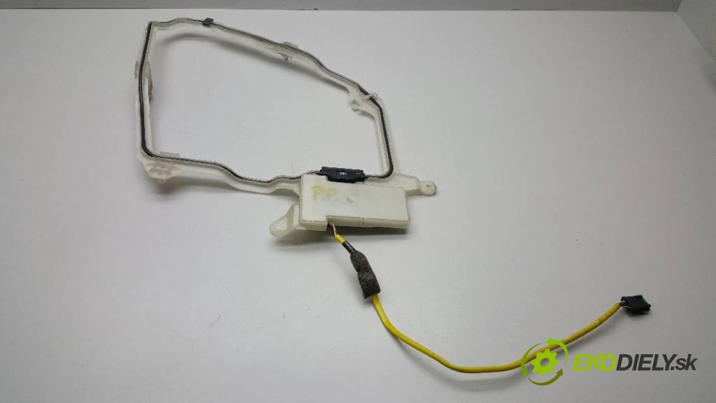 MERCEDES S KLASA W220 S320CDI 2001 197 kW W220 S320CDI 3222,00 Zosilňovač antenový A2208200275 (Zosilňovače)